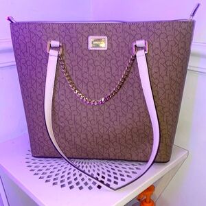 Calvin Klein bag bearing used in great condition